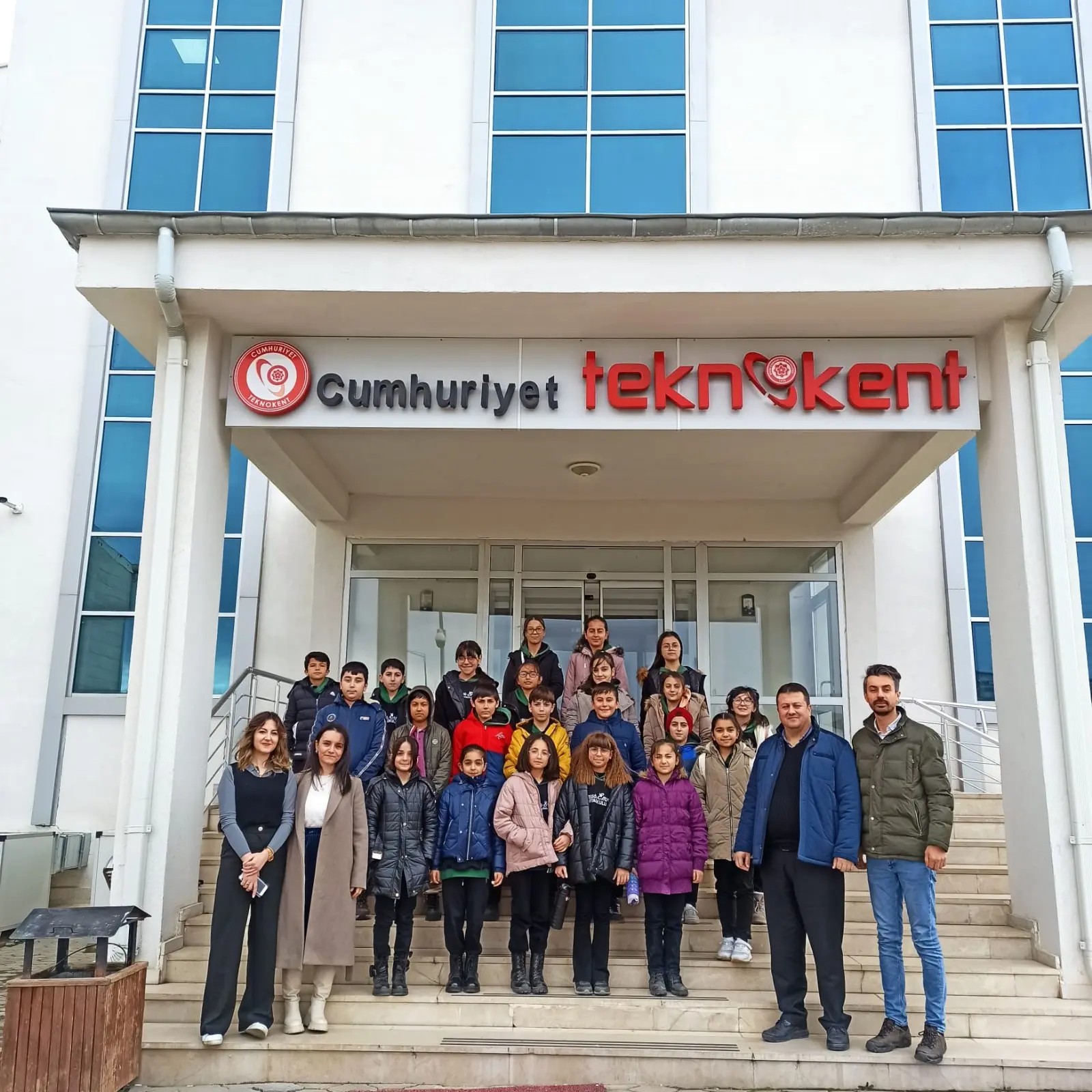 Milli Eğitim Bakanlığına bağlı okullarımızdan başvurular alarak robotik kodlama hakkında eğitimler düzenliyoruz